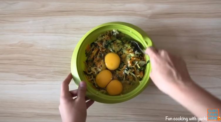 Tanpa tempe atau tahu, ini trik masak telur dadar yang tebal dan padat cukup tambah 1 bahan makanan