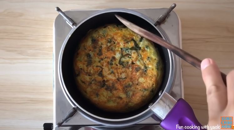 Tanpa tempe atau tahu, ini trik masak telur dadar yang tebal dan padat cukup tambah 1 bahan makanan