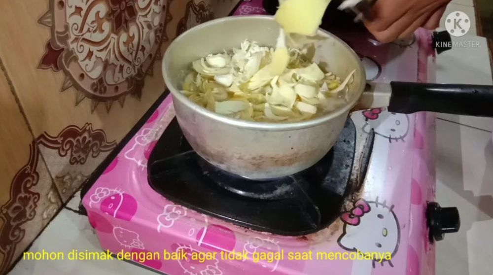 Tanpa tambahan garam, ini trik merebus jantung pisang agar warnanya tak menghitam dan antipahit