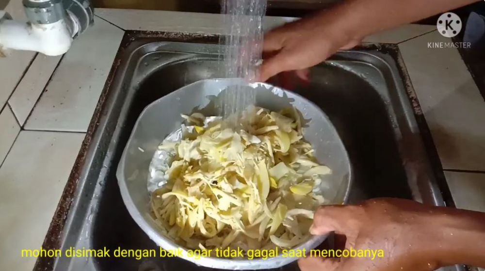Tanpa tambahan garam, ini trik merebus jantung pisang agar warnanya tak menghitam dan antipahit