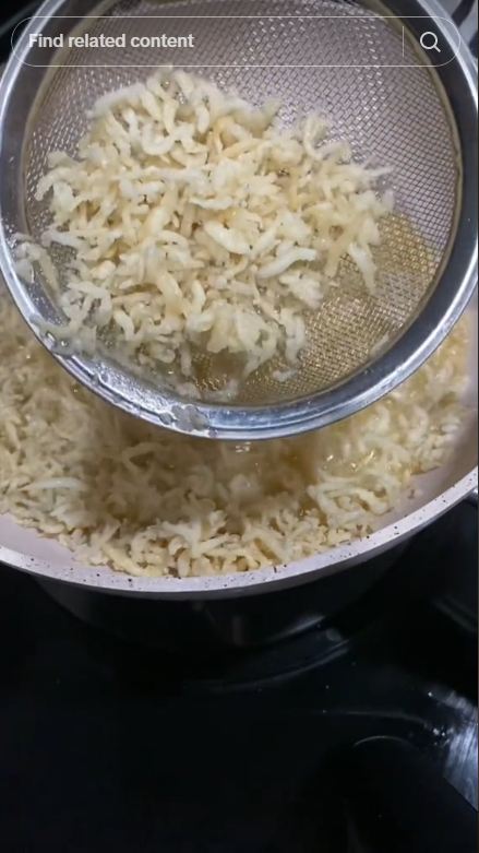 Jangan cuma ditaburi tepung beras, ini cara goreng ikan teri agar krispi dan antilembek seharian