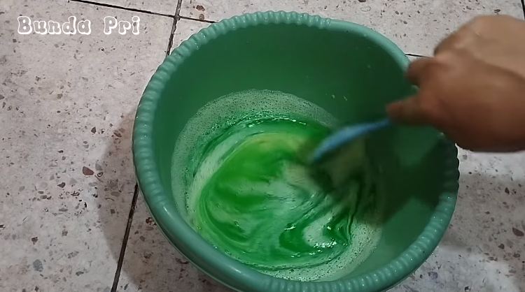 Bukan ditambah garam, ini cara memperbanyak sabun cuci piring cuma pakai 2 bahan dapur