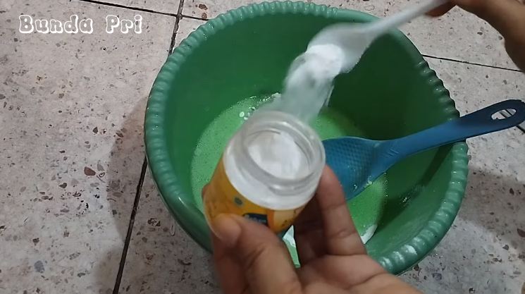 Bukan ditambah garam, ini cara memperbanyak sabun cuci piring cuma pakai 2 bahan dapur