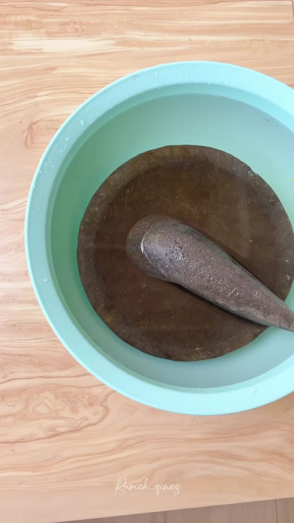 Bukan pakai sabun atau kelapa parut, ini trik bersihkan bekas bumbu di cobek batu pakai 1 bahan dapur