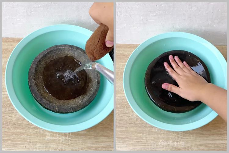 Bukan pakai sabun atau kelapa parut, ini trik bersihkan bekas bumbu di cobek batu pakai 1 bahan dapur