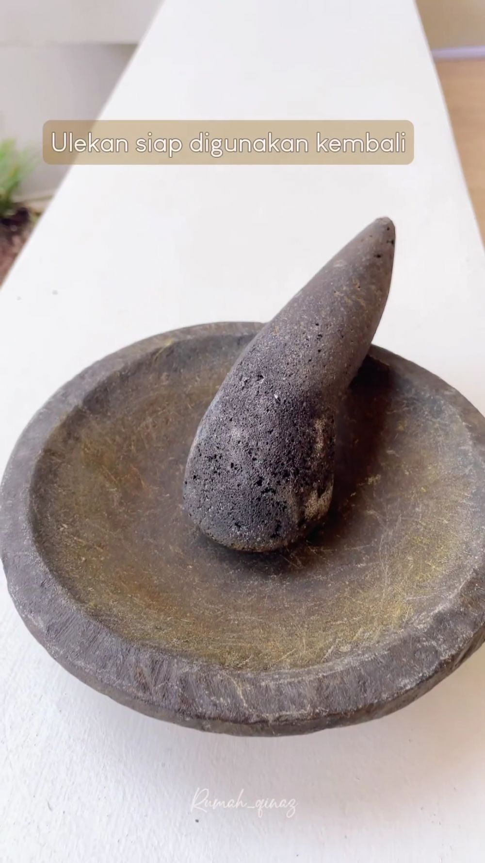 Bukan pakai sabun atau kelapa parut, ini trik bersihkan bekas bumbu di cobek batu pakai 1 bahan dapur