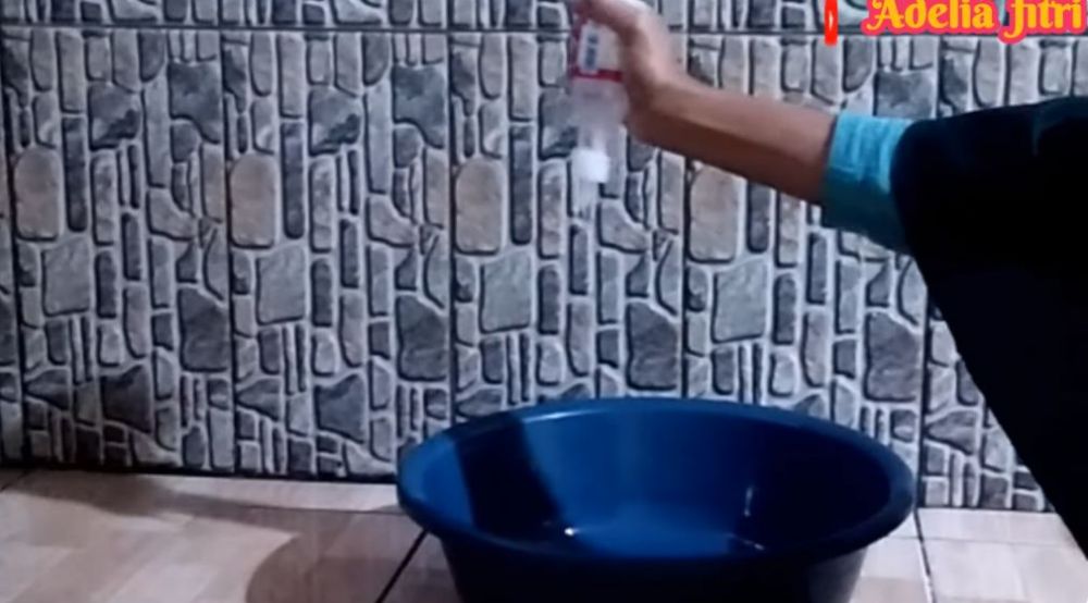 Tak perlu pemutih, ini trik mencerahkan warna handuk lama yang kusam pakai 1 bahan dapur