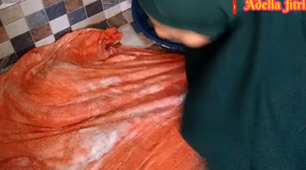 Tak perlu pemutih, ini trik mencerahkan warna handuk lama yang kusam pakai 1 bahan dapur