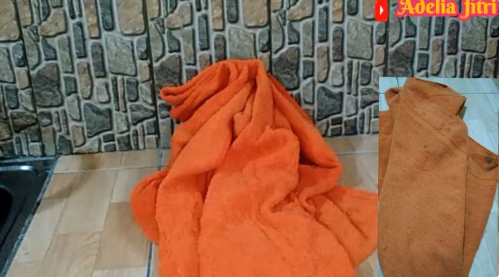 Tak perlu pemutih, ini trik mencerahkan warna handuk lama yang kusam pakai 1 bahan dapur