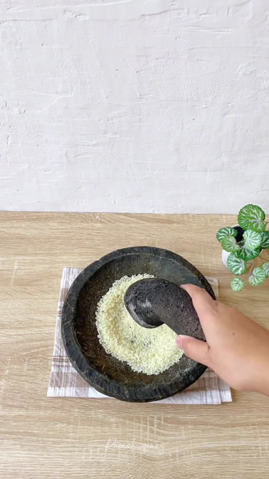 Bukan pakai sabun atau kelapa parut, ini trik bersihkan bekas bumbu di cobek batu pakai 1 bahan dapur