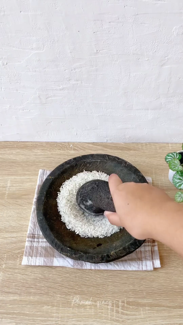 Bukan pakai sabun atau kelapa parut, ini trik bersihkan bekas bumbu di cobek batu pakai 1 bahan dapur