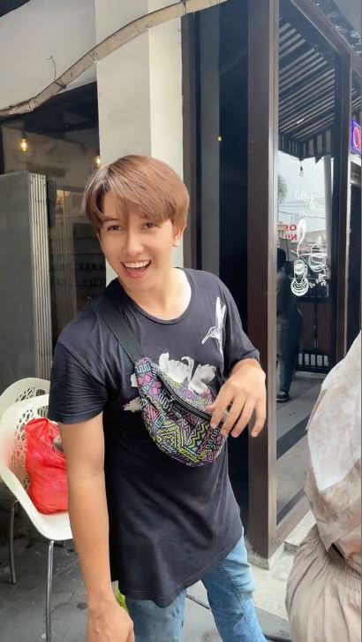 aktor alih profesi jadi penjual cilok © 2023 brilio.net