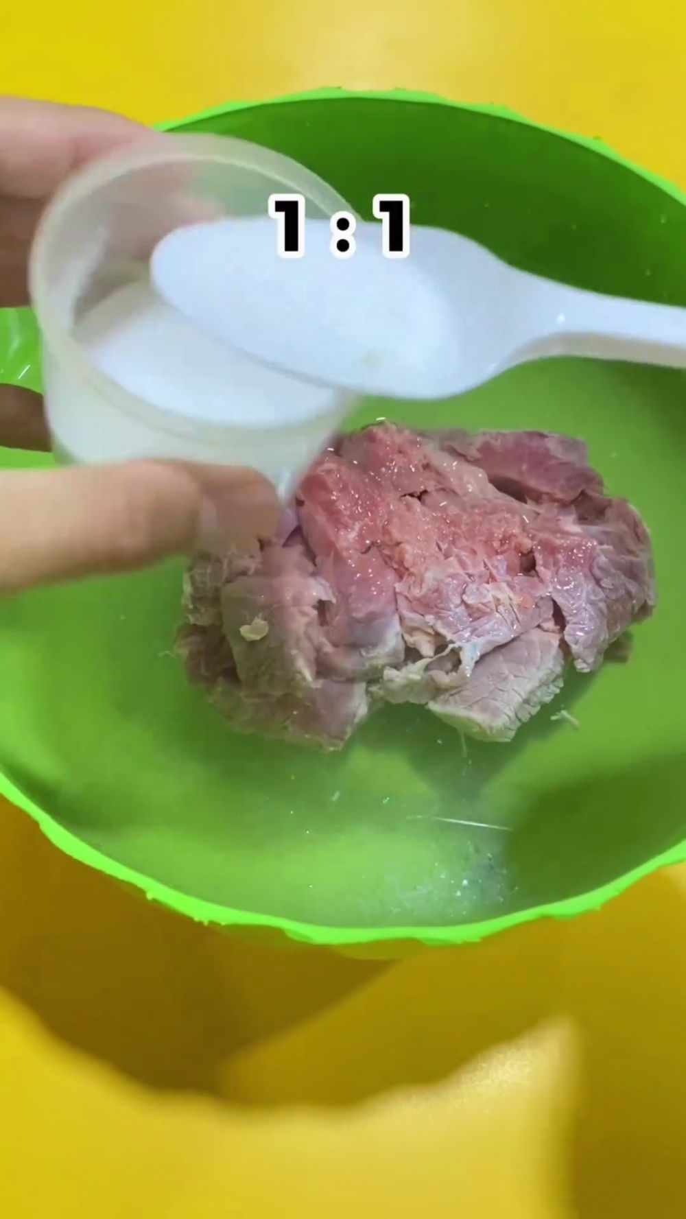 Cuma butuh 7 menit, ini cara cepat mencairkan daging beku dari freezer cuma pakai 2 bahan dapur