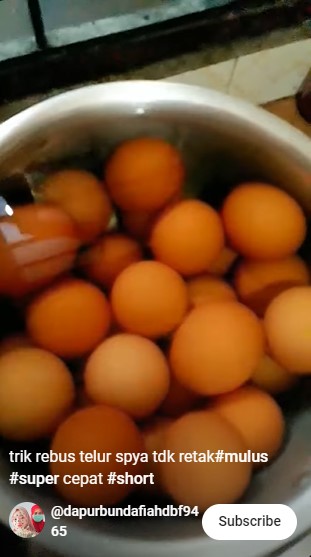 Tak perlu ditambah garam atau cuka, ini trik merebus telur agar hasilnya tidak retak dan mudah dikupas