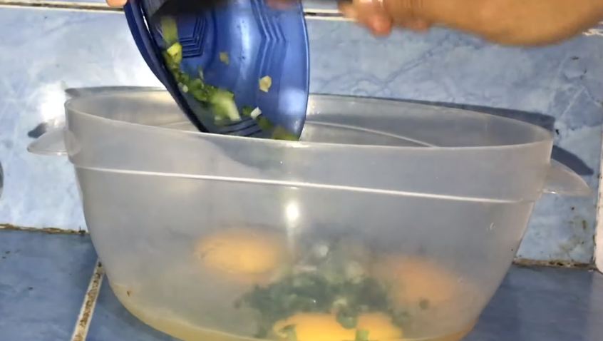 Bukan tambah terigu, ini trik bikin telur dadar padang yang padat dan tebal cuma pakai 1 bahan makanan