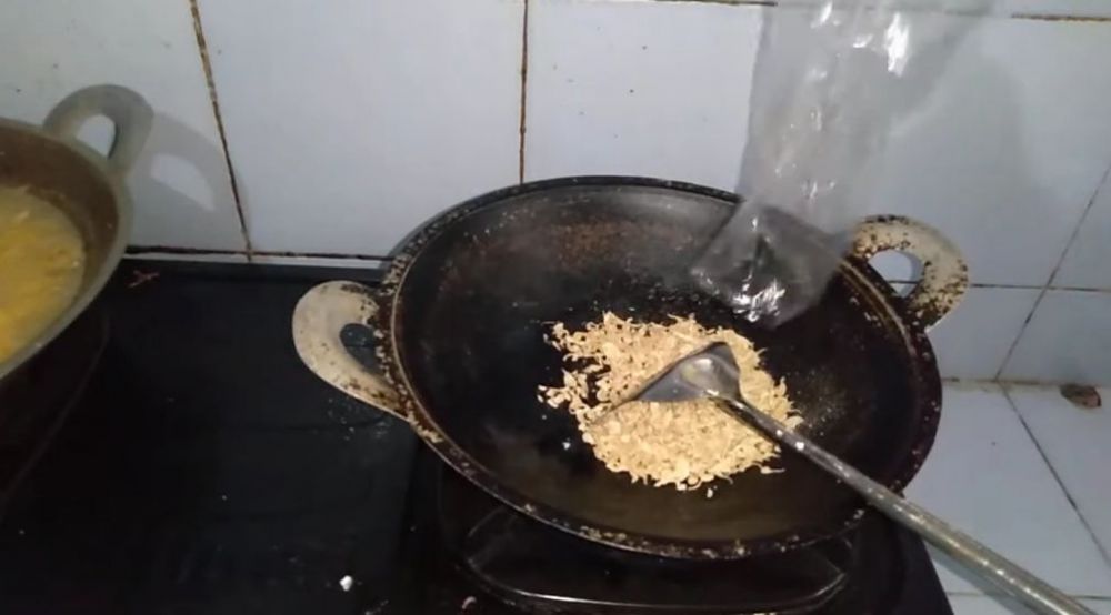 Bukan digoreng, begini trik masak ikan teri agar teksturnya renyah hingga berhari-hari