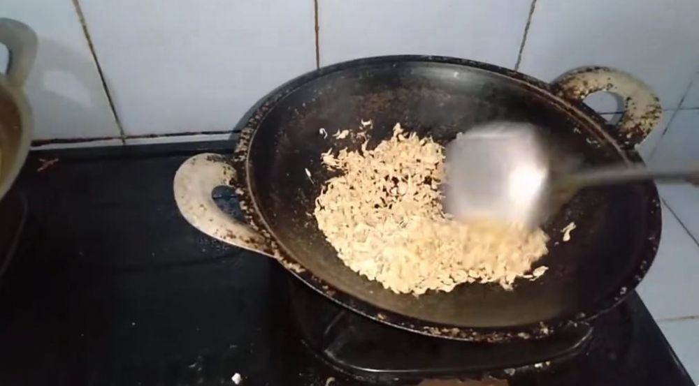 Bukan digoreng, begini trik masak ikan teri agar teksturnya renyah hingga berhari-hari