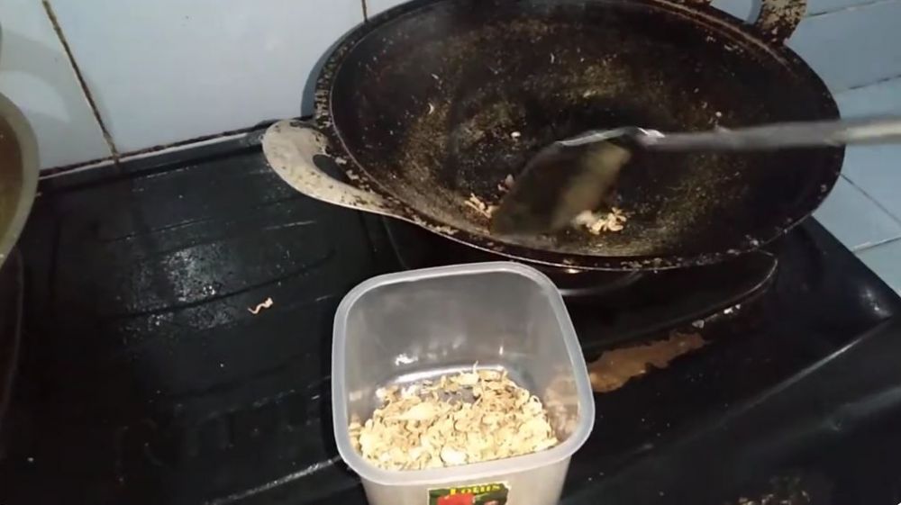 Bukan digoreng, begini trik masak ikan teri agar teksturnya renyah hingga berhari-hari