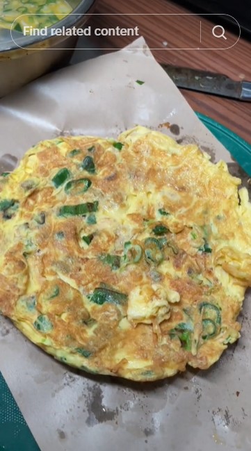 Bukan ditambah tepung atau sayur kol, ini trik goreng telur dadar tebal dan tak mudah kempis