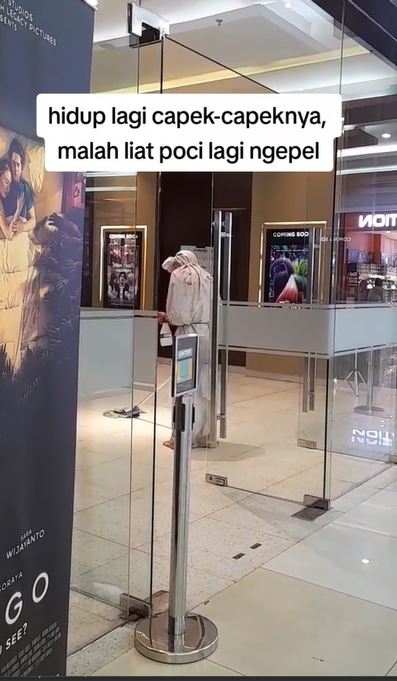 Penampakan mirip pocong ini sekilas bikin senam jantung, ternyata aslinya bikin tepuk jidat