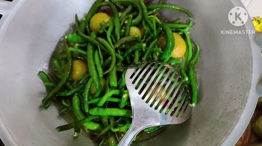 Tanpa diulek, ini trik bikin sambal hijau ala rumah makan padang yang warnanya cerah dan tak pahit