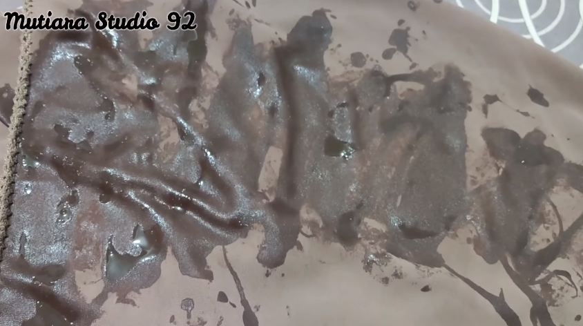 Jangan langsung dicuci, ini cara mudah hilangkan noda minyak di kain cuma tambah 1 bahan dapur