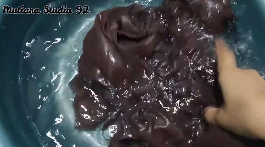 Jangan langsung dicuci, ini cara mudah hilangkan noda minyak di kain cuma tambah 1 bahan dapur