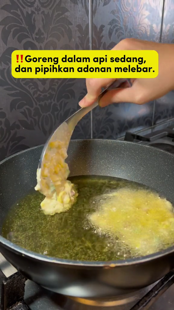 Tanpa baking powder, ini cara bikin bakwan jagung lebih lebar dan garing cuma tambah 1 bahan dapur