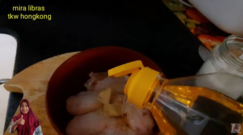 Tak perlu ditaburi tepung, ini trik menggoreng ayam agar tak meletup dan lengket di wajan