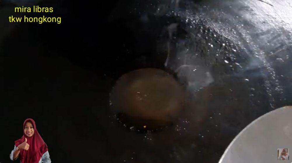 Tak perlu ditaburi tepung, ini trik menggoreng ayam agar tak meletup dan lengket di wajan