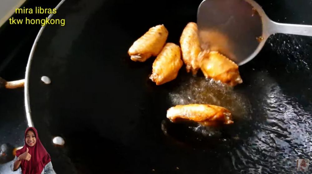 Tak perlu ditaburi tepung, ini trik menggoreng ayam agar tak meletup dan lengket di wajan