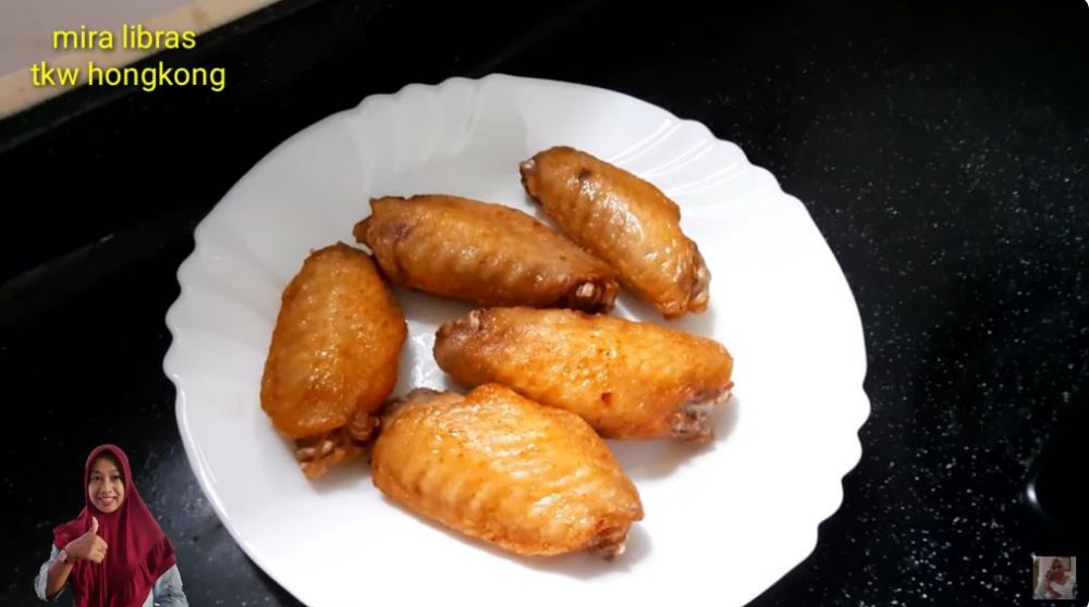 Tak perlu ditaburi tepung, ini trik menggoreng ayam agar tak meletup dan lengket di wajan