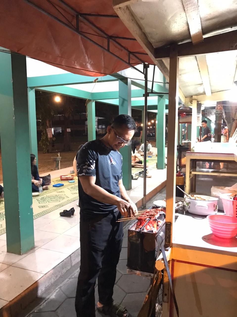 Merasakan empuknya sate sapi Pak Prapto, kuliner Kotagede bikin Eross Sheila on 7 dan Jokowi ketagihan