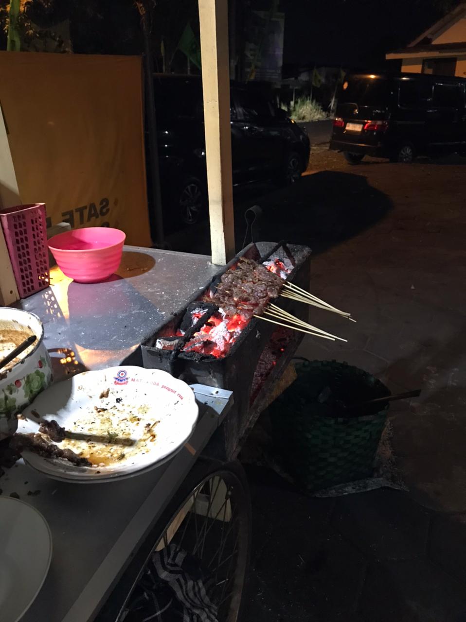 Merasakan empuknya sate sapi Pak Prapto, kuliner Kotagede bikin Eross Sheila on 7 dan Jokowi ketagihan