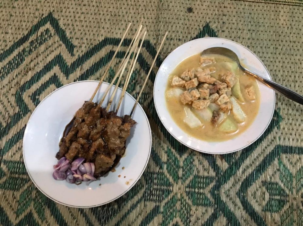 Merasakan empuknya sate sapi Pak Prapto, kuliner Kotagede bikin Eross Sheila on 7 dan Jokowi ketagihan