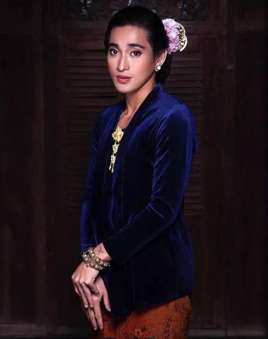 Gaya nyentrik Bio One saat berbusana © Instagram