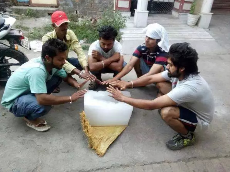 Orang kepanasan ngadem  ©  Orang kepanasan ngadem  ©