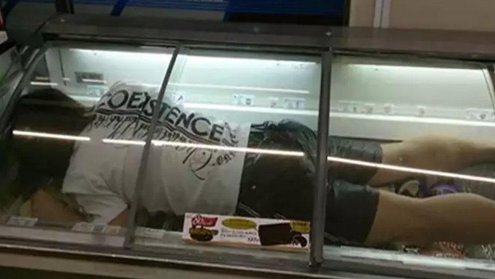 Orang kepanasan ngadem  ©  Orang kepanasan ngadem  ©