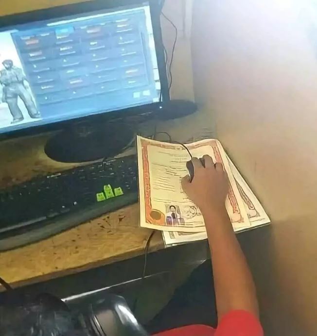 meja komputer nyeleneh © berbagai sumber meja komputer nyeleneh © berbagai sumber