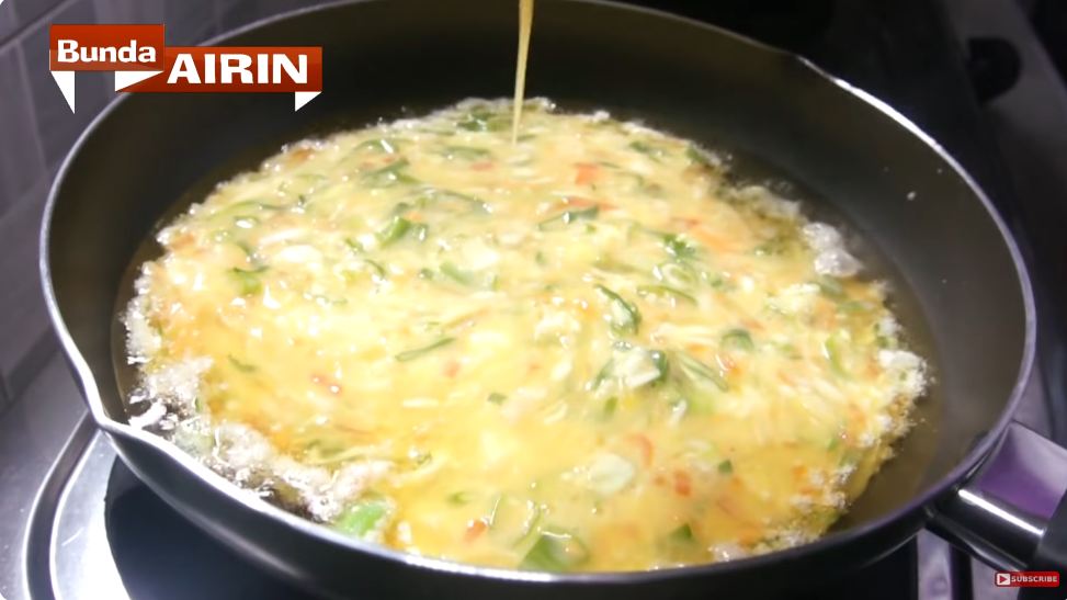 Tanpa ditambah tempe atau sayur kol, ini cara goreng telur dadar tebal dan lembut pakai 1 bahan dapur