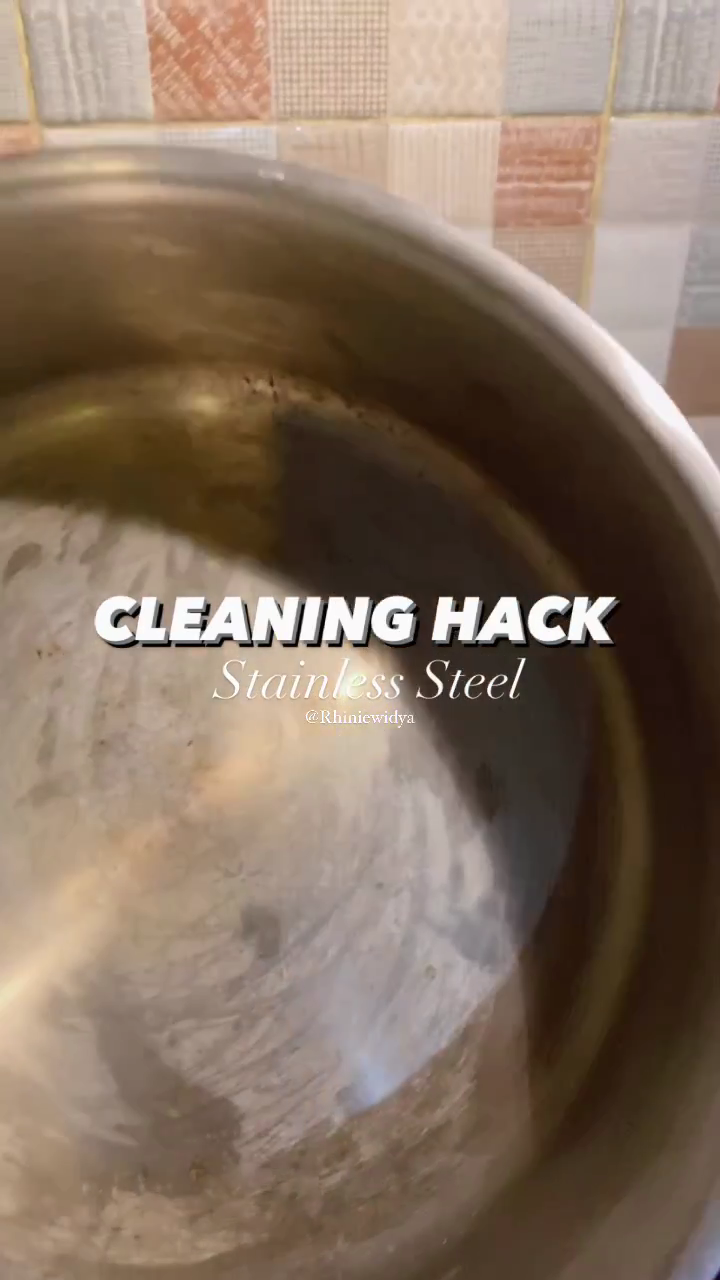 Tanpa cuka, ini cara bersihkan kerak di dasar panci agar kinclong lagi cuma pakai 1 bahan dapur