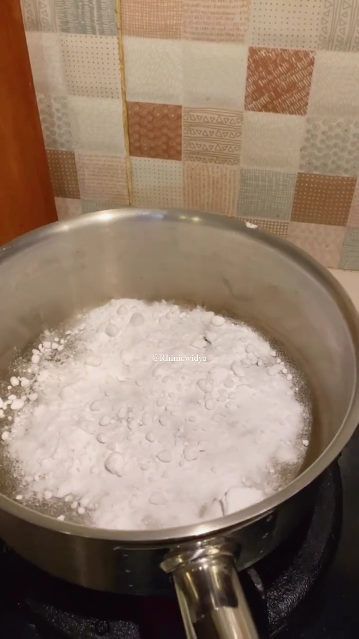 Tanpa cuka, ini cara bersihkan kerak di dasar panci agar kinclong lagi cuma pakai 1 bahan dapur