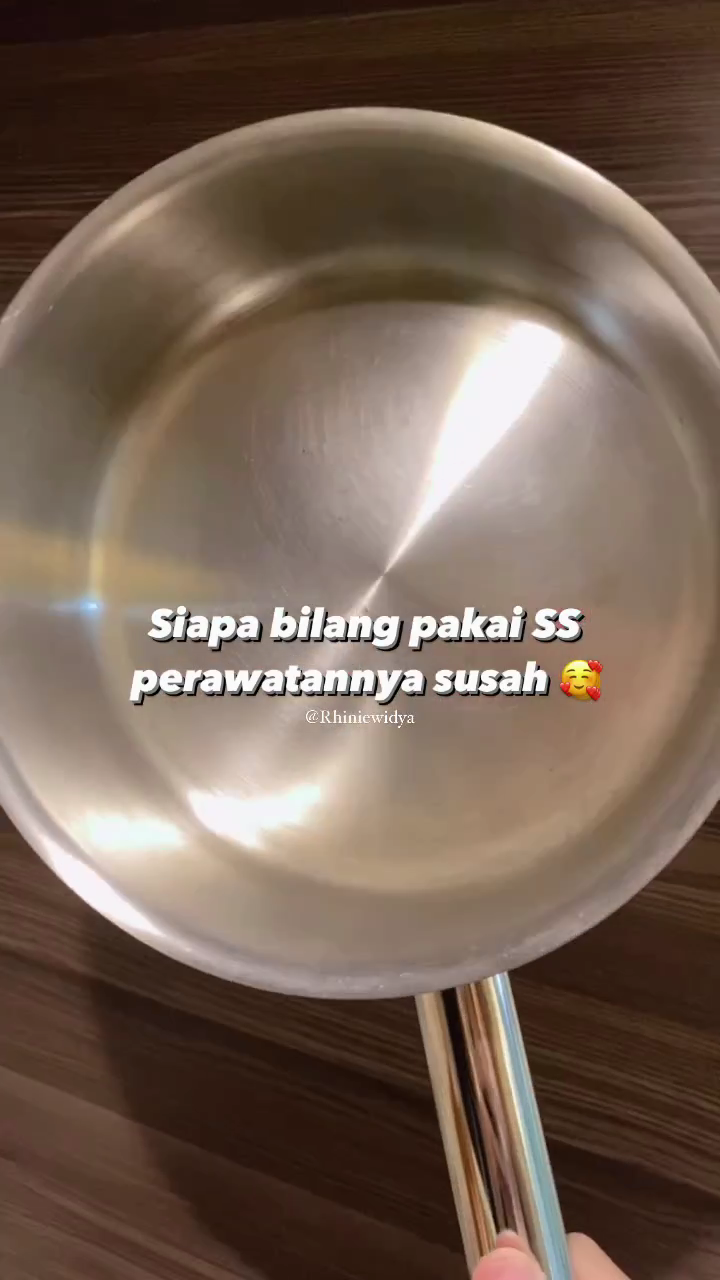 Tanpa cuka, ini cara bersihkan kerak di dasar panci agar kinclong lagi cuma pakai 1 bahan dapur
