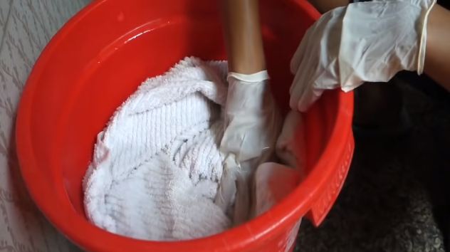 Tanpa diberi pemutih, ini cara memutihkan handuk yang kumal dan menguning cuma pakai 2 bahan dapur