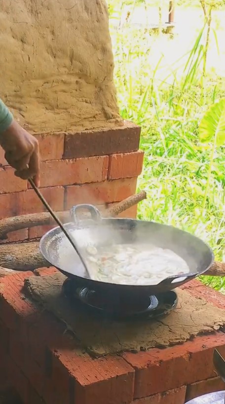 dapur kayu pakai kompor tungku © 2023 brilio.net  dapur kayu pakai kompor tungku © 2023 brilio.net