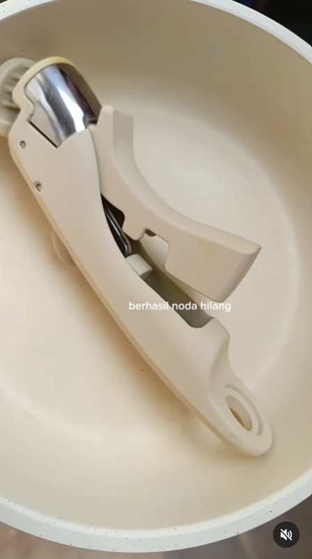 Bukan dicuci, ini cara aman menghilangkan noda kunyit di panci antilengket