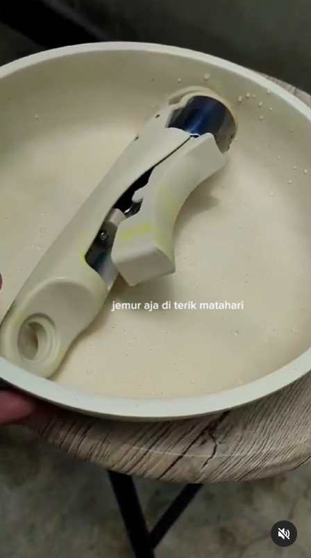 Bukan dicuci, ini cara aman menghilangkan noda kunyit di panci antilengket