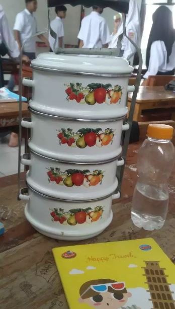 Potret kocak murid bawa bekal ke sekolah Berbagai sumber