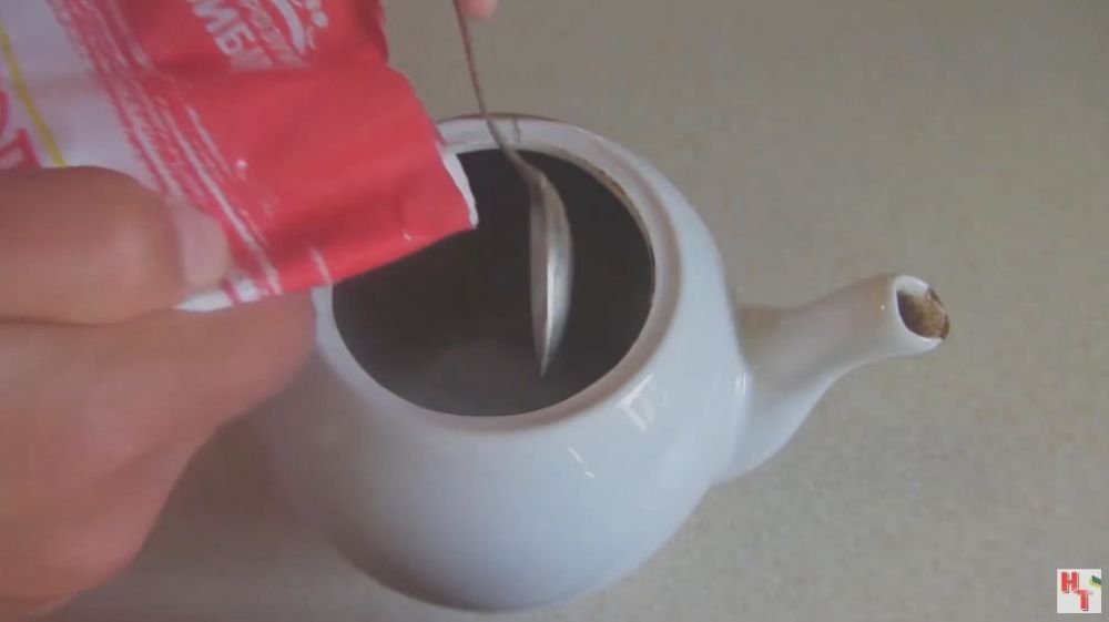 Bukan pakai sabun, ini cara mengangkat kerak teh tebal di bagian dalam teko dengan 1 bahan dapur