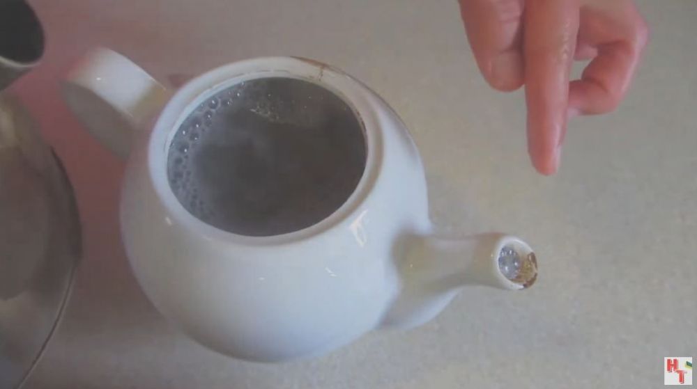 Bukan pakai sabun, ini cara mengangkat kerak teh tebal di bagian dalam teko dengan 1 bahan dapur